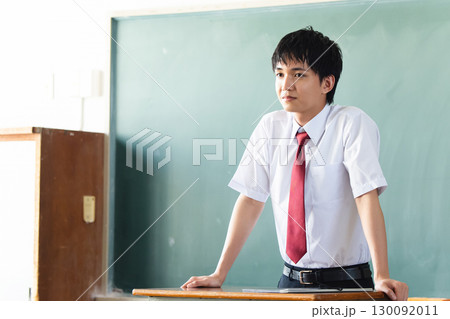 黒板の前に立つ男性 黒板の前に立つ男性 130092011