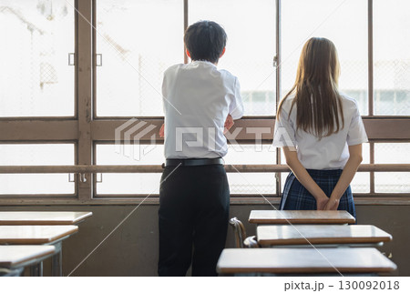 高校生の後ろ姿 高校生の後ろ姿 130092018