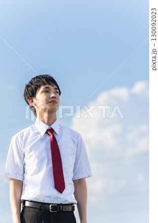空を見上げる男性 空を見上げる男性 130092023