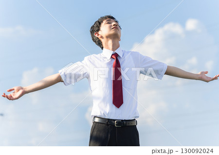 空を見上げる男性 130092024