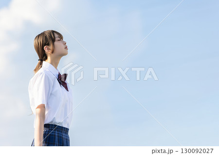 空を見上げる女子高生 空を見上げる女子高生 130092027