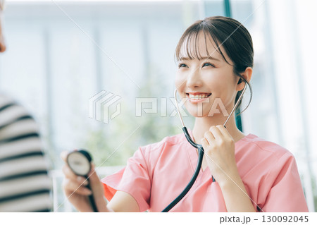 診察をする女性医師 130092045