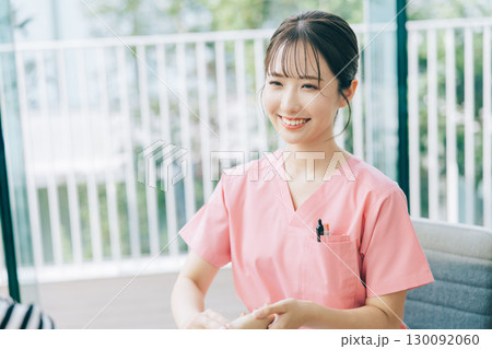 脈を測る女性看護師 脈を測る女性看護師 130092060