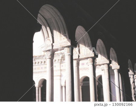 ローマの大聖堂 アーチの天井を支える柱頭 130092166