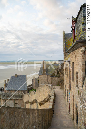 モンサンミッシェル城壁と干潟を望む絶景（フランス世界遺産） 130092588