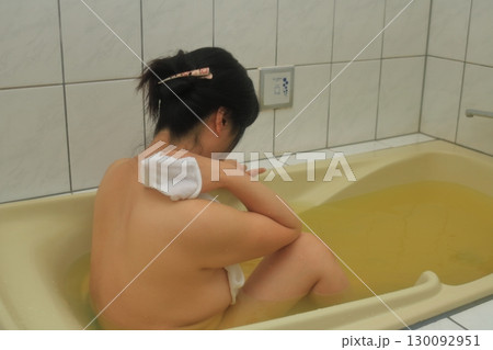 お風呂に入る若い女性 お風呂に入る若い女性 130092951