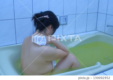 お風呂に入る若い女性 お風呂に入る若い女性 130092952