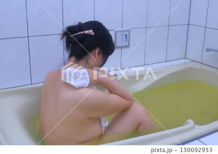 お風呂に入る若い女性 お風呂に入る若い女性 130092953