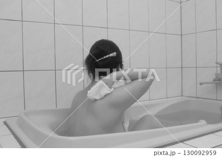 お風呂に入る若い女性 130092959
