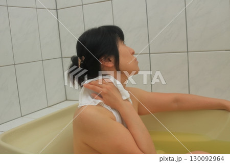 お風呂に入る若い女性 お風呂に入る若い女性 130092964