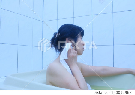お風呂に入る若い女性 お風呂に入る若い女性 130092968