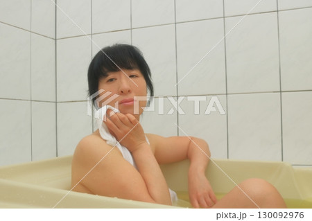 お風呂に入る若い女性 130092976