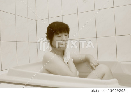 お風呂に入る若い女性 お風呂に入る若い女性 130092984