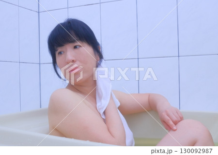 お風呂に入る若い女性 お風呂に入る若い女性 130092987