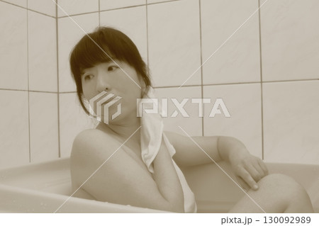 お風呂に入る若い女性 130092989