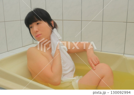 お風呂に入る若い女性 お風呂に入る若い女性 130092994