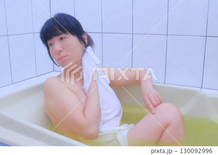 お風呂に入る若い女性 お風呂に入る若い女性 130092996
