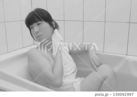 お風呂に入る若い女性 130092997