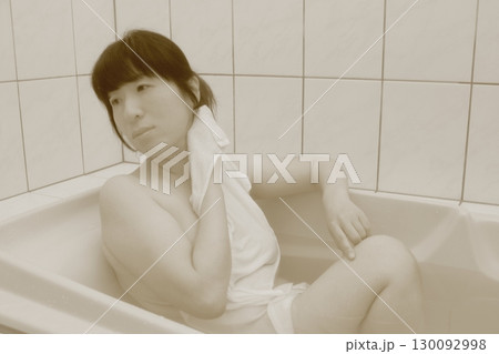 お風呂に入る若い女性 お風呂に入る若い女性 130092998
