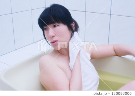 お風呂に入る若い女性 お風呂に入る若い女性 130093006