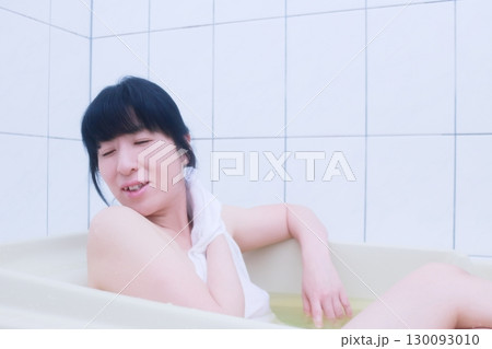 お風呂に入る若い女性 130093010