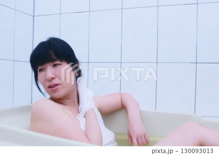 お風呂に入る若い女性 130093013