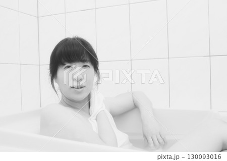 お風呂に入る若い女性 お風呂に入る若い女性 130093016