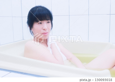 お風呂に入る若い女性 お風呂に入る若い女性 130093018