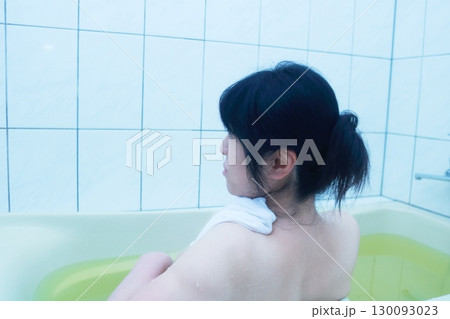 お風呂に入る若い女性 お風呂に入る若い女性 130093023