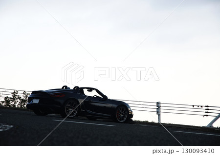 ツヤツヤの黒いオープンカー 130093410