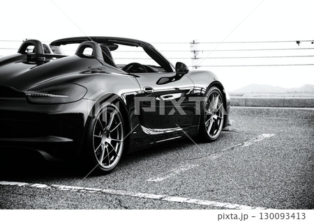 ツヤツヤの黒いオープンカー 130093413