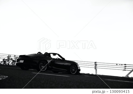 ツヤツヤの黒いオープンカー 130093415