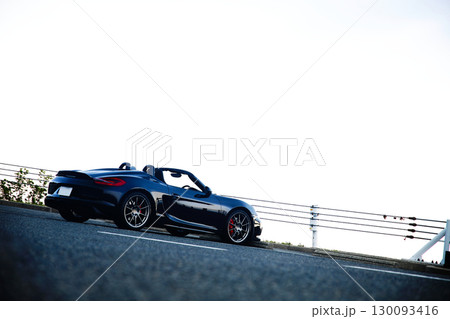 ツヤツヤの黒いオープンカー 130093416