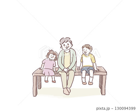 ベンチに座るおばあちゃんと小さい男の子と女の子、孫 130094399