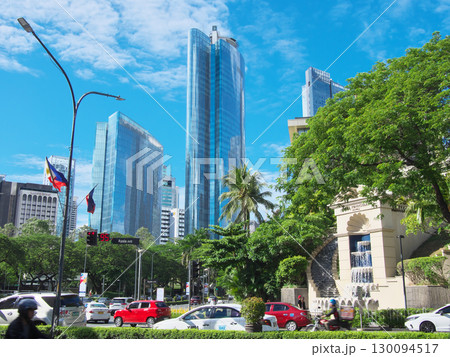 躍動するフィリピン - マニラ・マカティの中心街 　都市景観（2025年6月） 130094517