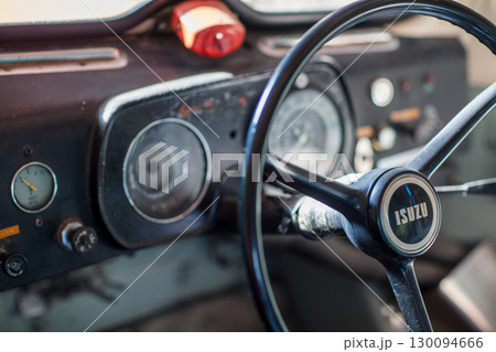 古いクラシックカーの運転席クローズアップ 古いクラシックカーの運転席クローズアップ 130094666