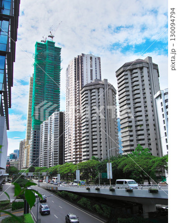 躍動するフィリピン - マニラ・マカティの中心街 　都市景観（2025年6月） 130094794
