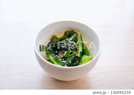 たたきキュウリとわかめの和え物 130095239