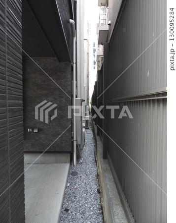 ビルと住宅に挟まれた、都会の細い路地 ビルと住宅に挟まれた、都会の細い路地 130095284