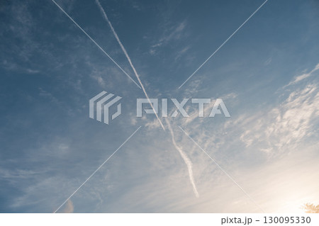 青空に伸びる飛行機雲 130095330