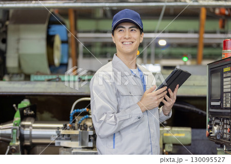 工場で作業する作業員 工場で作業する作業員 130095527