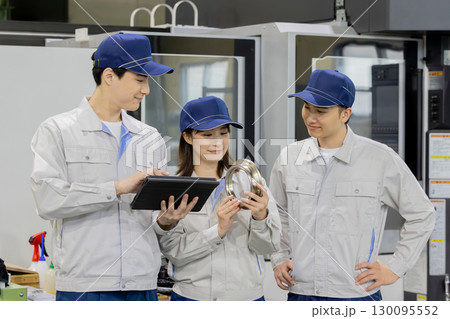 工場で旋盤加工品・フライズ加工品を確認する作業員グループ 130095552