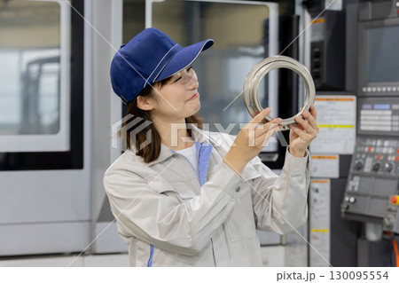 工場で作業する作業員 工場で作業する作業員 130095554