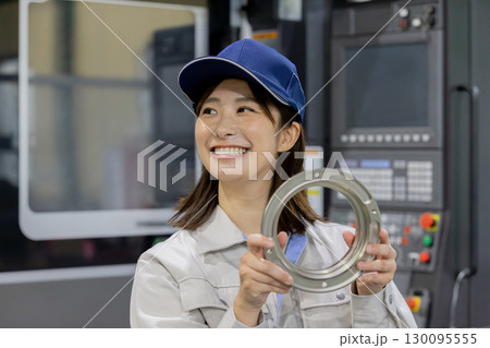 工場で作業する作業員 工場で作業する作業員 130095555