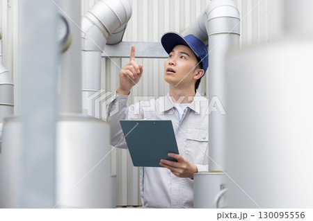 屋外機械を点検する男性作業員 屋外機械を点検する男性作業員 130095556
