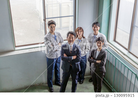 室内に並ぶ会社従業員の集合社員 室内に並ぶ会社従業員の集合社員 130095915