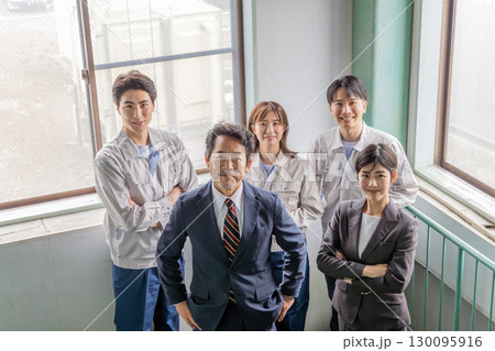 室内に並ぶ会社従業員の集合社員 130095916