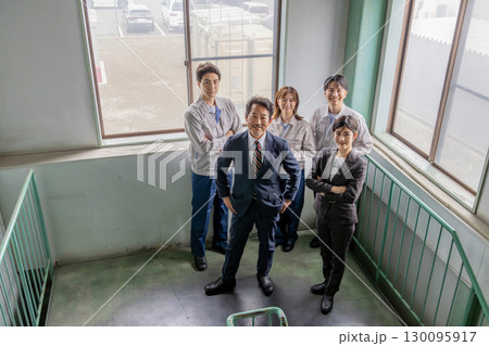 室内に並ぶ会社従業員の集合社員 室内に並ぶ会社従業員の集合社員 130095917