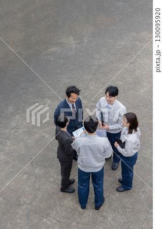 屋外に並ぶ会社従業員の集合写真 屋外に並ぶ会社従業員の集合写真 130095920