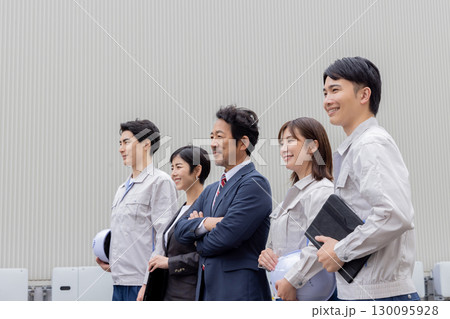 建物の前に並ぶ会社従業員の集合社員 130095928